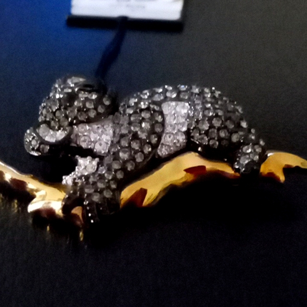 VINTAGE SWAROVSKI KOALA 🐨 BEAR ON BRANCH BROOCH - Picture 2 of 8